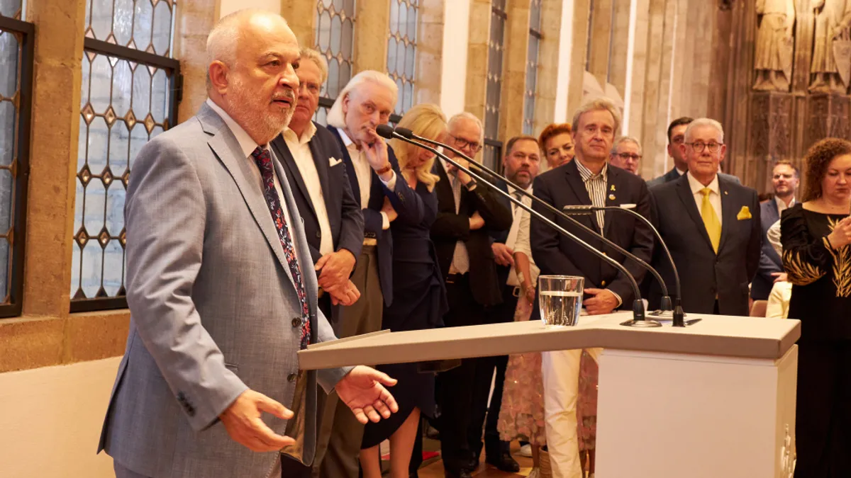 Pensionarul care era consul la Bonn, Dan Moraru, rechemat, după acuzații de jaf și dezinteres Foto: Ministerul de Externe