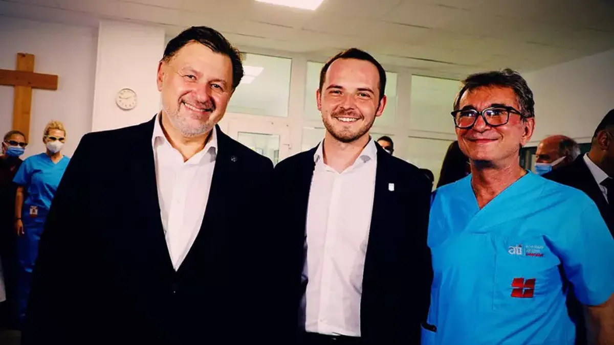 Corupția din Spitalul Județean Timișoara, condus de Dorel Săndesc, protectorul lui Alexandru Rogobete, devoalată de medicul Ciprian Maxim. În imagine, și celălalt protector al lui Rogobete, Alexandru Rafila