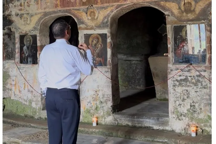 Ponta: „M-am gândit cum va fi președinte Simion și nu vreau să fie cu mâna mea” Foto: Facebook