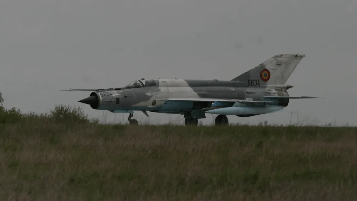 MiG 21, catastrofă: kerosenul oprește motorul (sursa: mapn.ro)