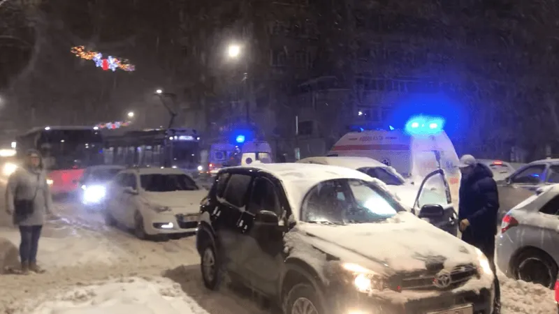 Ambulanțele, blocate în zăpadă în oraș (sursa: Facebook/Pavel Lucescu)