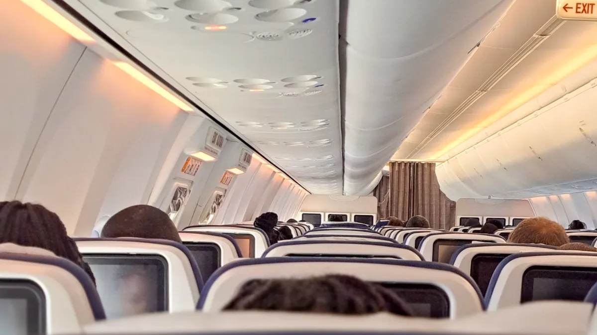 Scaune pentru pasagerii într-un avion de linie