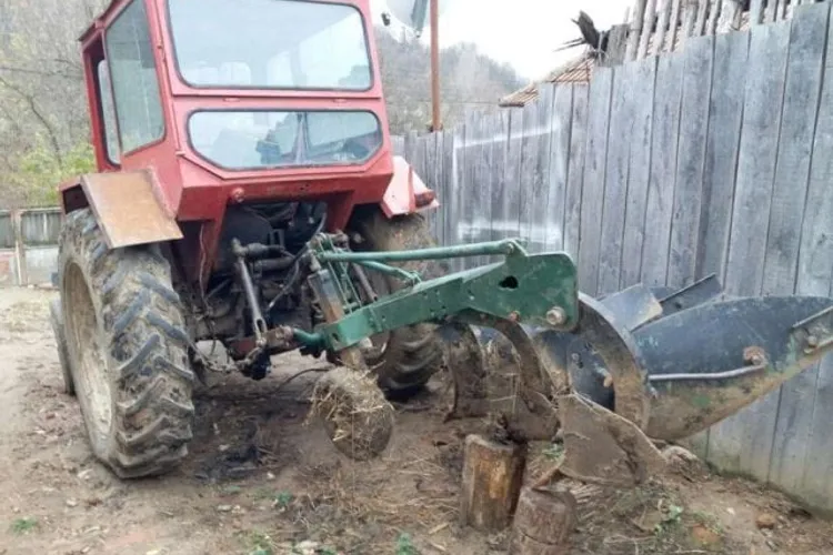 Beți, fără permis, cu tractorul la mall (sursa: ziaruldeiasi.ro)