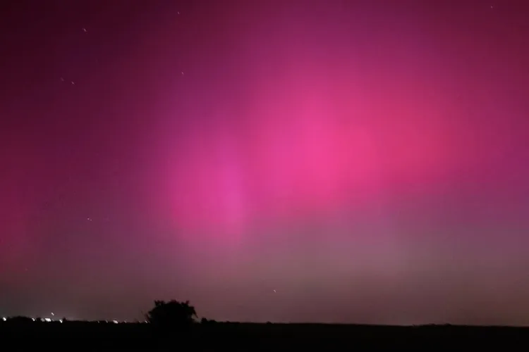 Aurora boreală a coborât peste România (sursa: Facebook/Adrian Sonka)