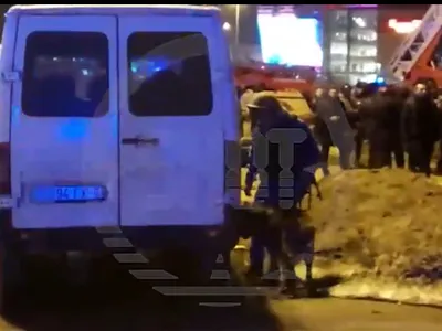 Dubiță cu numere ucrainene lângă sala unde a avut loc atacul terorist Foto: Captură video