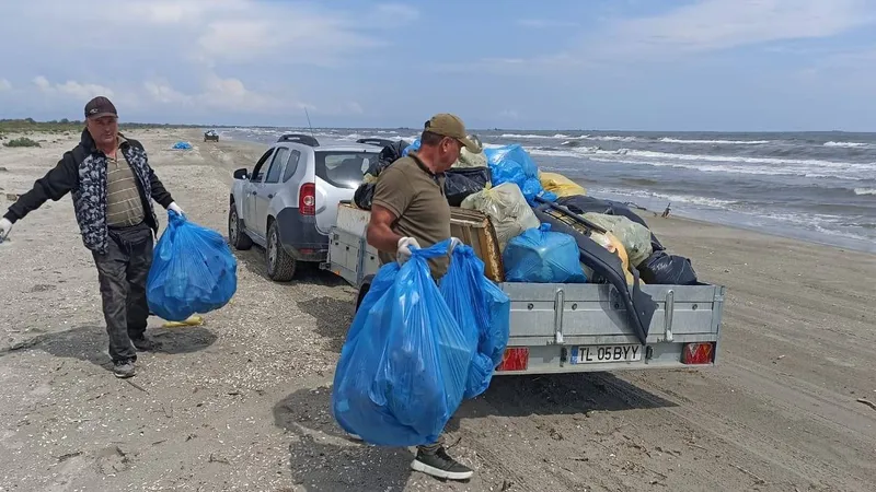 Plaja Sulina este sufocată de gunoaie (sursa: Facebook/ARBDD - Administratia Rezervatiei Biosferei Delta Dunarii)