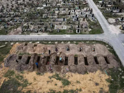 Criminalii din Bucha decorați de Putin (sursa: Twitter/@MarryLu911)