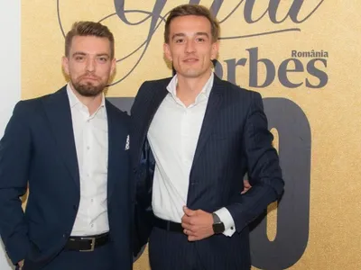 De la stickere pentru prieteni la comenzi pentru Dacia: afacerea românească care a trecut granițele