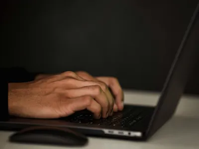 Hărțuirea la locul de muncă, redefinită prin lege (sursa: Pexels/Sora Shimazaki)