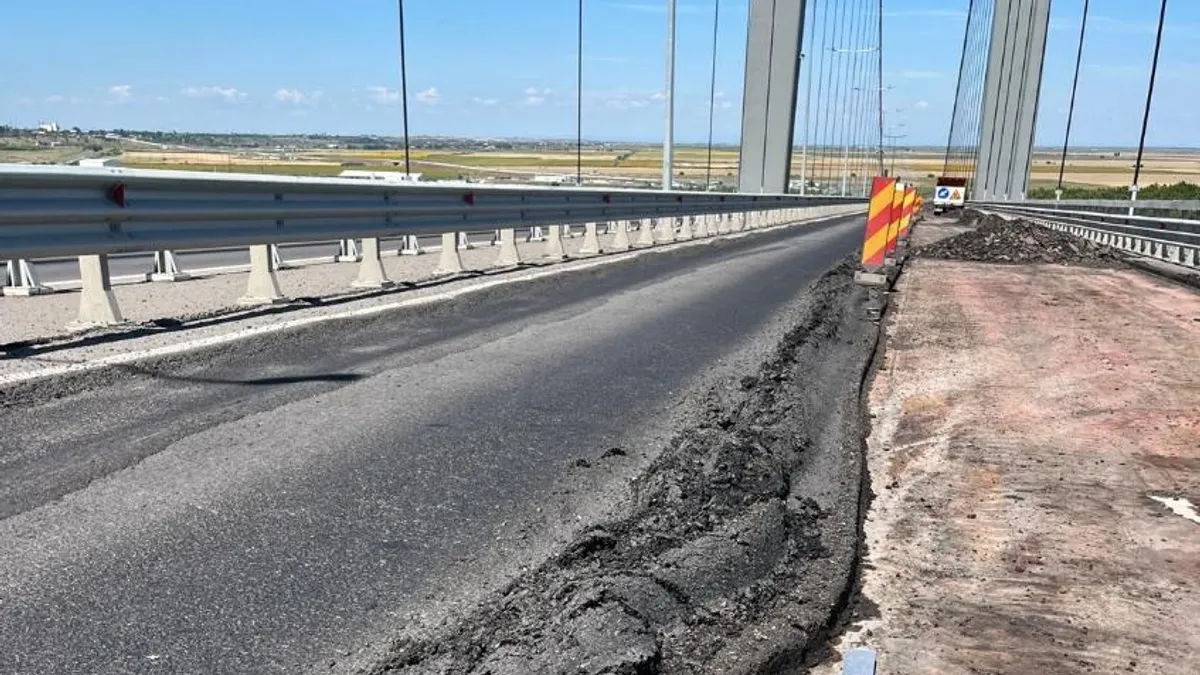 Circulația gâtuită pe podul suspendat (Brăila)(sursa: Facebook/Compania Națională de Administrație a infrastructurii Rutiere