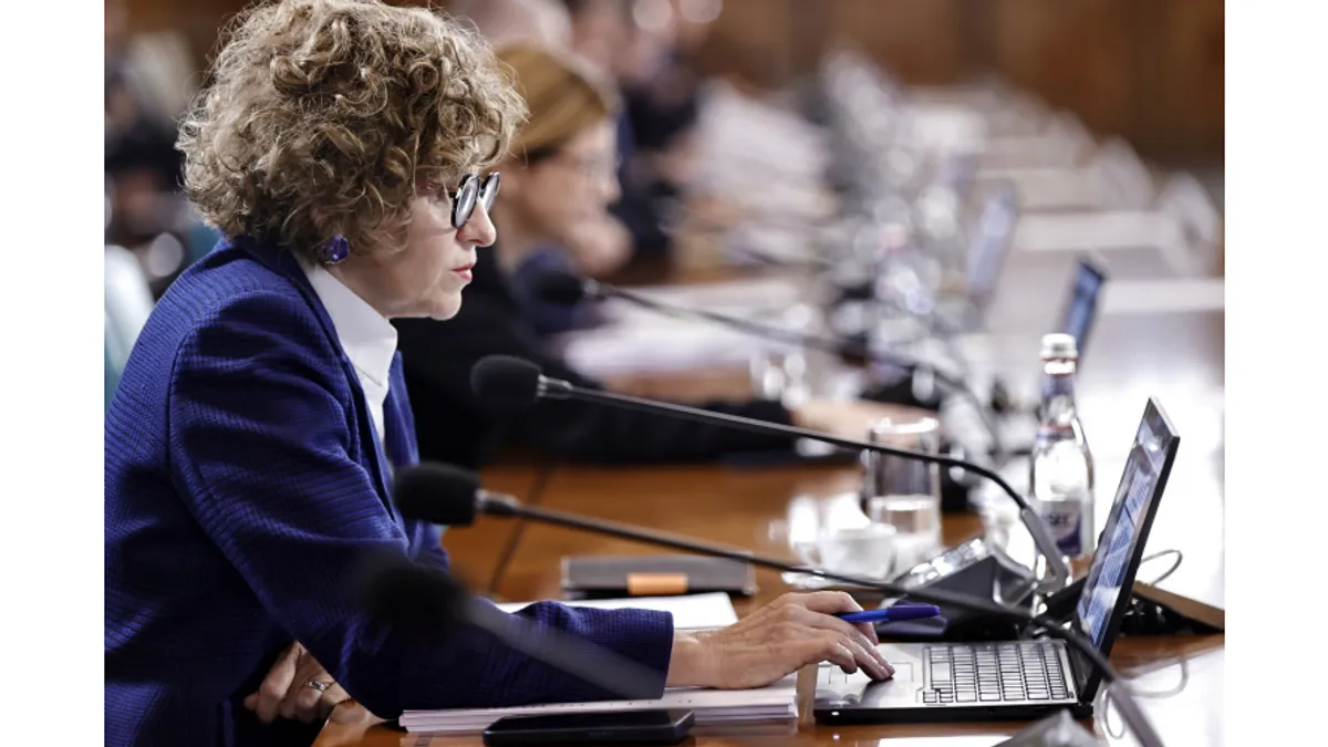 Statul român are 1.502 companii de stat, din care 83 cumulează pierderi de 14 miliarde de lei, spune Oana Gheorghiu Foto: Facebook