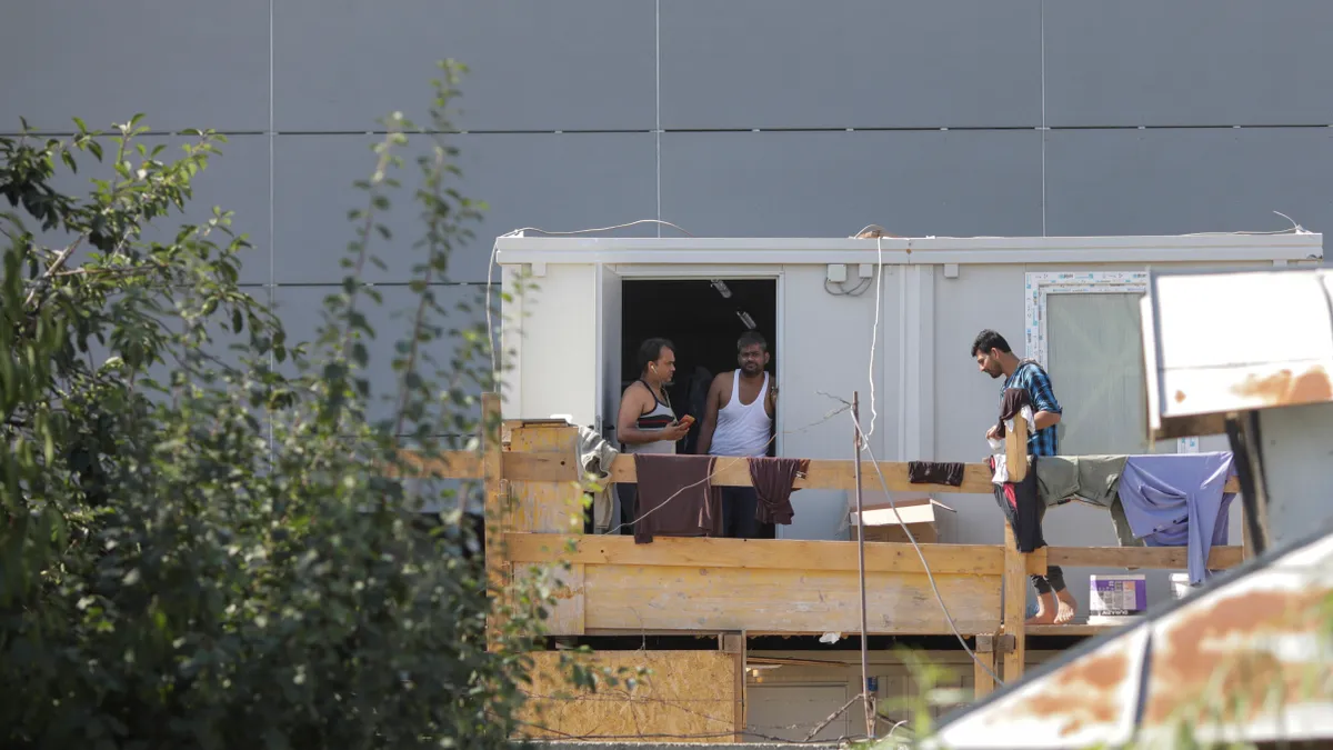 Muncitorii străini, slujbe nedorite de români (sursa: Inquam Photos/Octav Ganea)