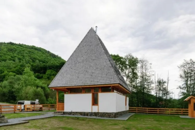 Elevi mutați într-un refugiu turistic (Apuseni) (sursa: parteneriatefinantari.ro/)