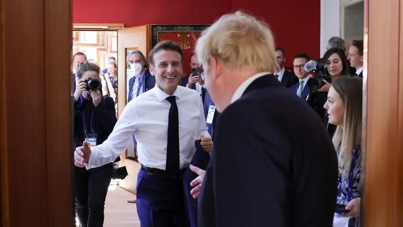 Macron l-a enervat pe Boris Johnson atât de tare încât acesta simțea nevoia să-l lase KO Foto: Facebook