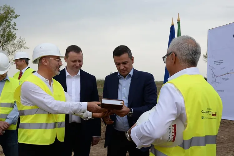 Biblie cu numele lui Grindeanu inscripționat pe copertă, cadou de la Mitropolia Moldovei către vicepremierul PSD, via un senator de Iași