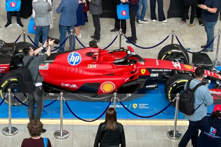 Un monopost Ferrari a fost expus la Iași (sursa: ziaruldeiasi.ro)