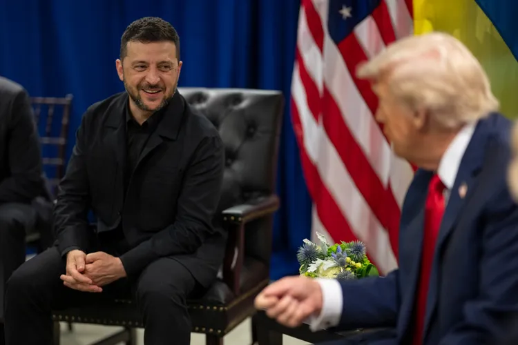 Consilierul prezidențial Valentin Naumescu scrie că președintele Donald Trump merită premiul Nobel Foto: Facebook White House