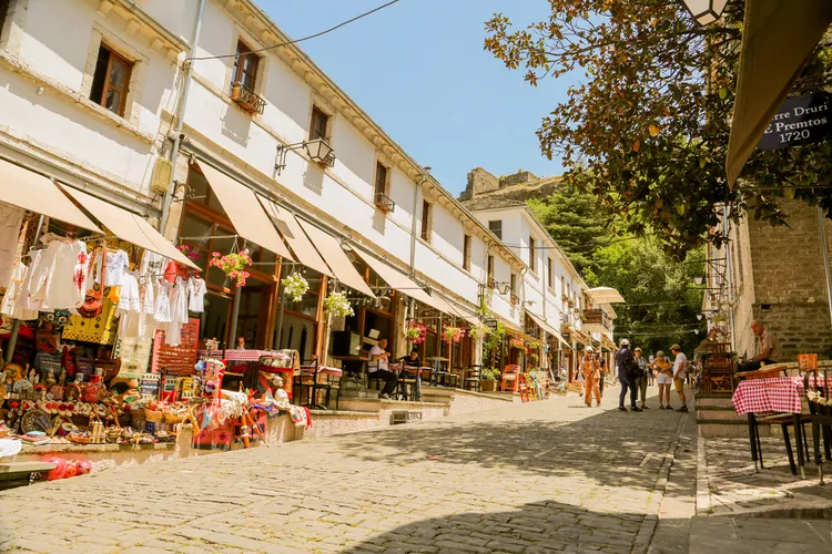 Ryanair introduce două noi zboruri de la București, spre Paris Beauvais şi Tirana Foto: Facebook Visit Albania