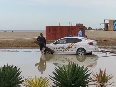 Mașina poliției, împotmolită pe plajă Foto: Captură video