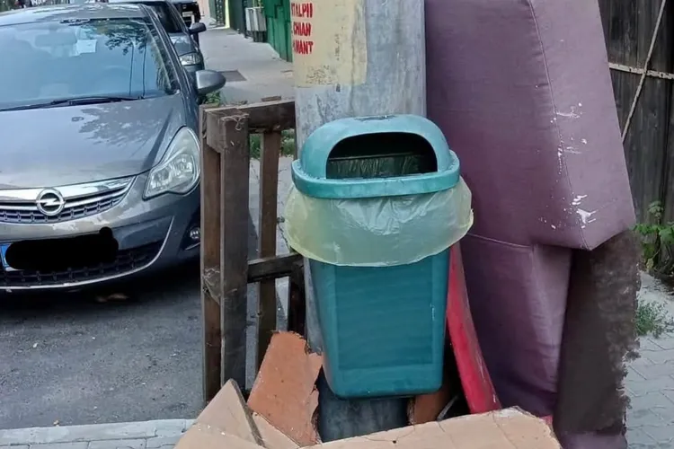 Amendă de până la 45.000 de lei pentru mobila, saltelele și sacii cu moloz abandonați lângă bloc: care sunt soluțiile gratuite