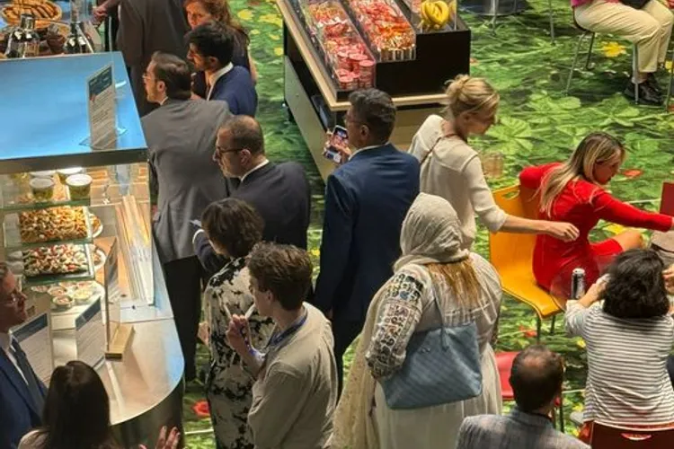 Diana Șoșoacă a venit în ie și a descoperit standul de prăjituri de la Parlamentul European Foto: News.ro