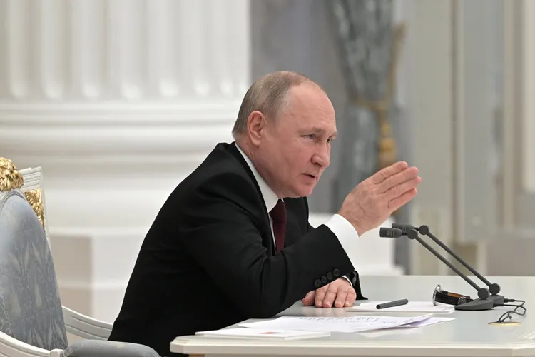 Rutele Rusiei pentru a ataca Ucraina. Vladimir Putin a recunoscut ieri „republicile” separatiste. Sursă imagine: Twitter KremlinRussia_E