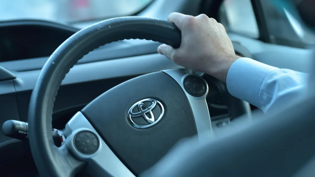 Cum poți înmatricula în România o mașină cu volan pe dreapta (sursa: Pexels/ALEEM UL HASSAN)