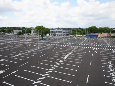 „Tarif neobrăzat” în noua parcare a Aeroportului Otopeni, scrie Pro Infrastructura Foto: Facebook