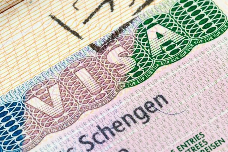 Polonia se alătură statelor baltice și refuză vizele pentru turiștii ruși. Germania și Franța continuă să se opună