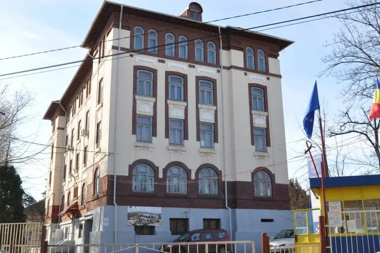 Procurorii au trimis în judecată o angajată a unui liceu care a aruncat cu un dosar înspre alta (sursa: ziaruldeiasi.ro)