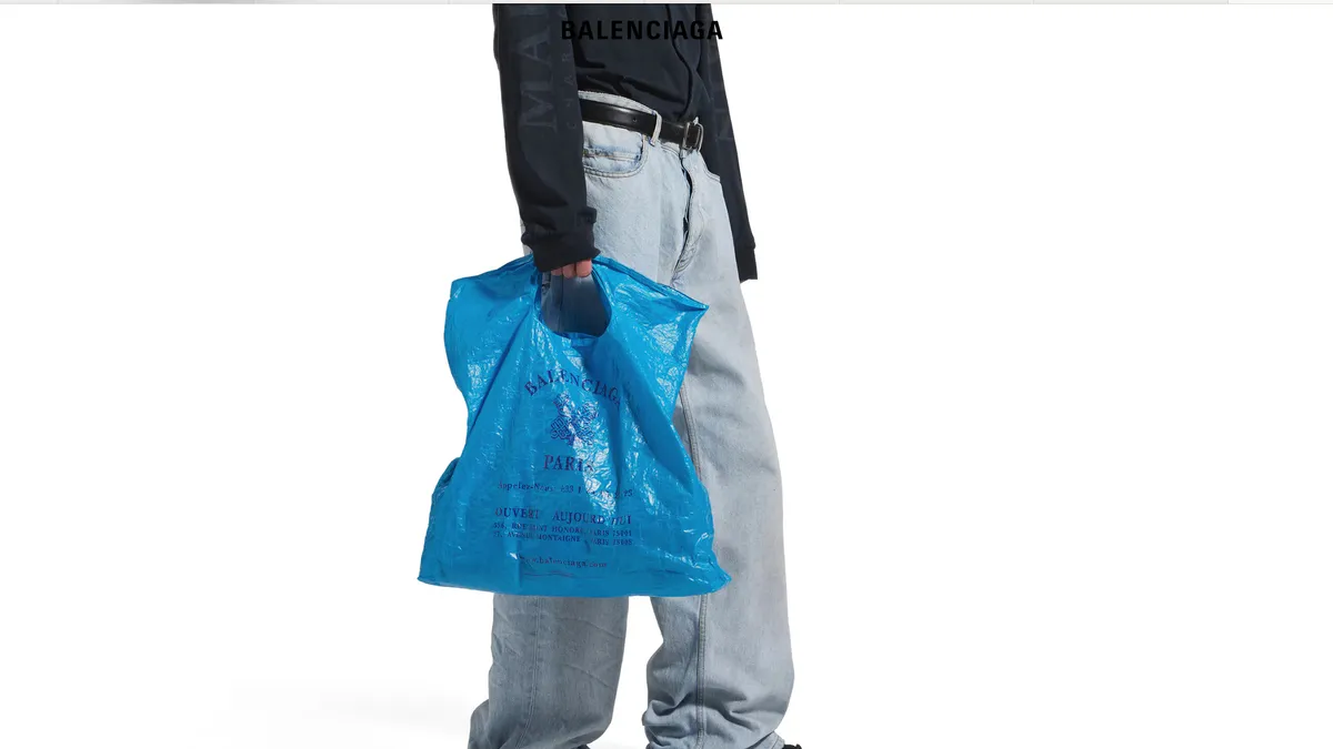 Balenciaga, punga de plastic de lux (sursa: balenciaga.com)