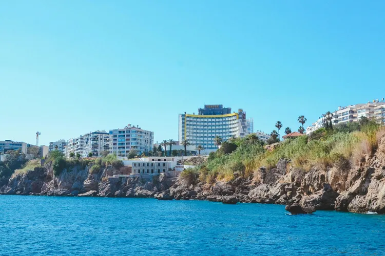 Tot mai mulți turiști români aleg vacanțele în Antalya în vara acestui an, preferând litoralul din Turcia în locul Greciei (sursa: Pexels/Oğuzhan Çoban)