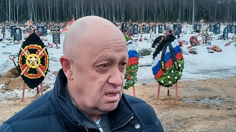 Mercenarii Wagner știu cât valorează: nimic. Iar lui Prigojin îi place să se pozeze în cimitire (sursa: welt.de)