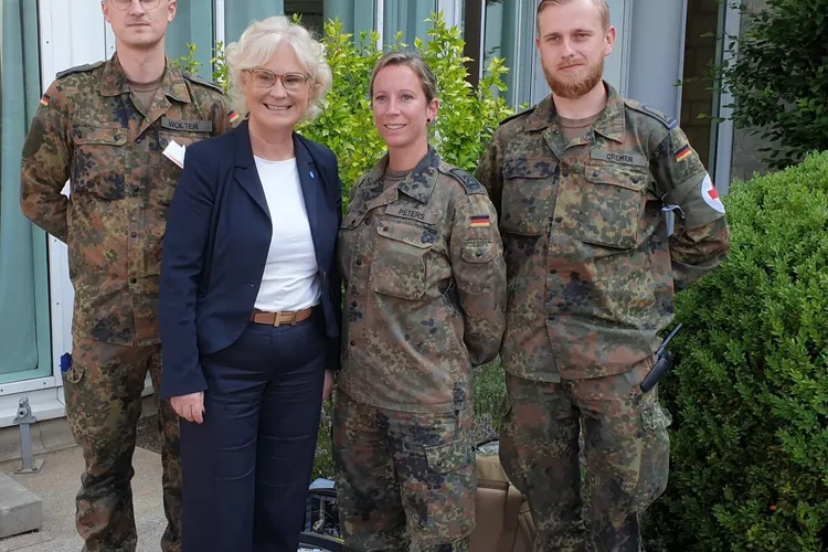 Ministrul german al Apărării nu vrea să "jefuiască" armata țării pentru a trimite blindate în Ucraina