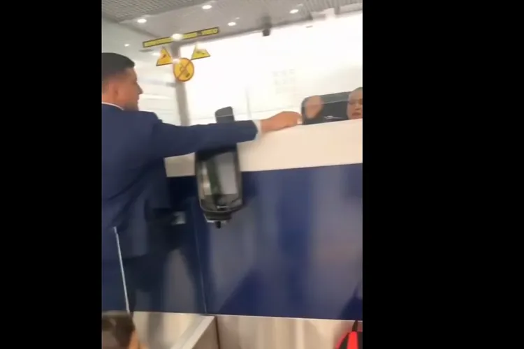 George Simion, filmat când sare peste rând la controlul pașapoartelor, pe Otopeni Foto: captură video