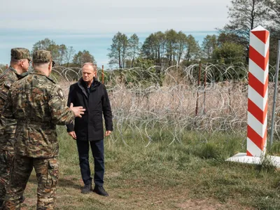 Polonia, fortificații la frontiera cu Belarus (sursa: Facebook/Donald Tusk)