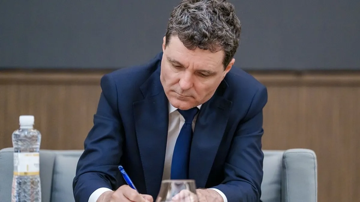 Nicușor Dan n-a semnat decretele de pensionare pentru 51 de magistrați Foto: Facebook