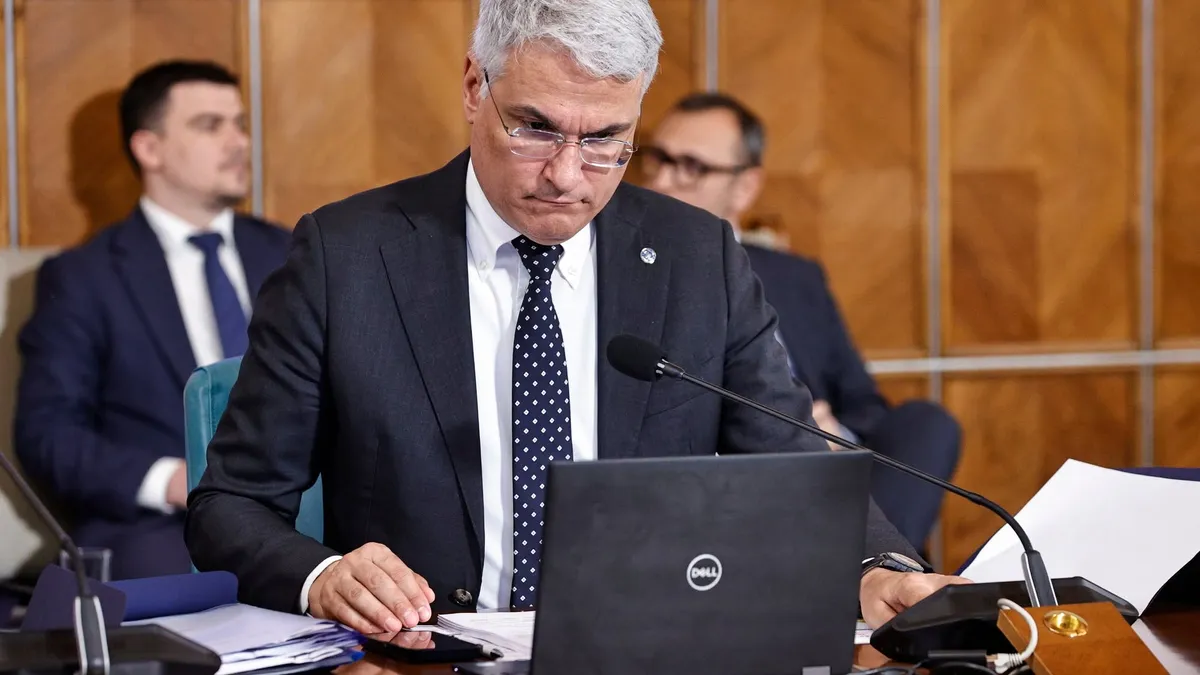 Ministrul Pîslaru sugerează că mai bine fără legea salarizării, decât cu creșteri salariale uriașe ale bugetarilor, care se vor termina cu un rating de țară categoria junk