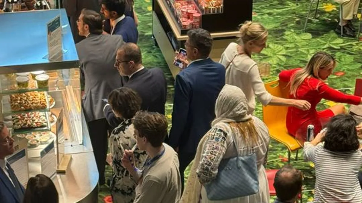 Diana Șoșoacă a venit în ie și a descoperit standul de prăjituri de la Parlamentul European Foto: News.ro