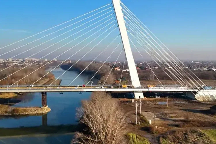 Podul peste Mureș, din Arad, va fi ușurat de 1.500 de tone ca să nu se prăbușească Foto: Captură video