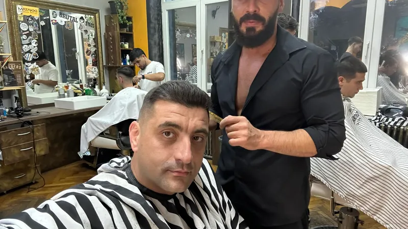 George Simion nu are card şi îşi ia banii cash Foto: Facebook