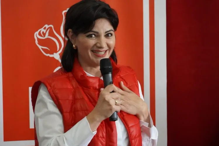 Activistă PSD, nașa președintelui Consiliului Județean, pe cale să ajungă șefă de spital județean. A terminat Literatura germană, la Oradea, la 27 de ani