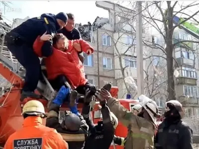 Rusii bombardează când începe evacuarea civililor în Harkov. Sursă: Captură video Twitter NEXTA 