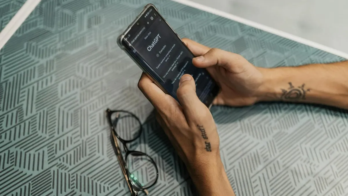 Tinerii folosesc ChatGPT pentru informare rapidă (sursa: Pexels/Matheus Bertelli)