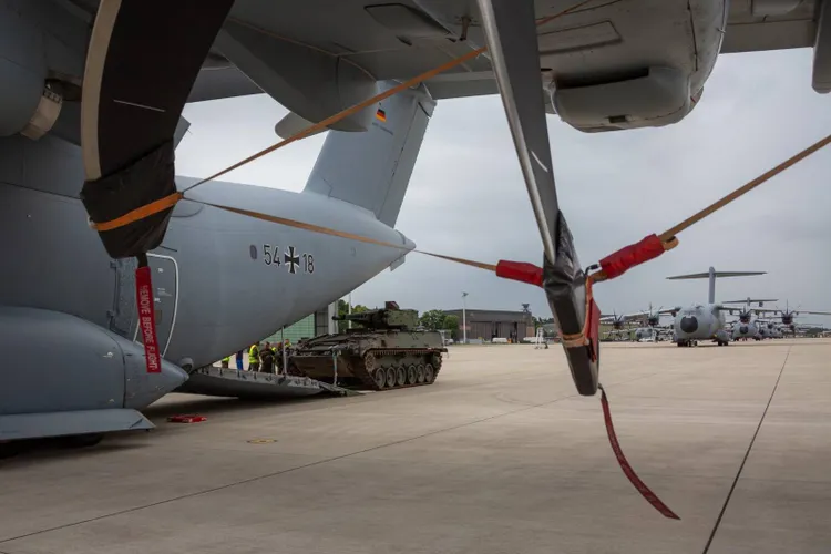 Avion militar german țintit de artificii (sursa: Facebook/Bundeswehr)