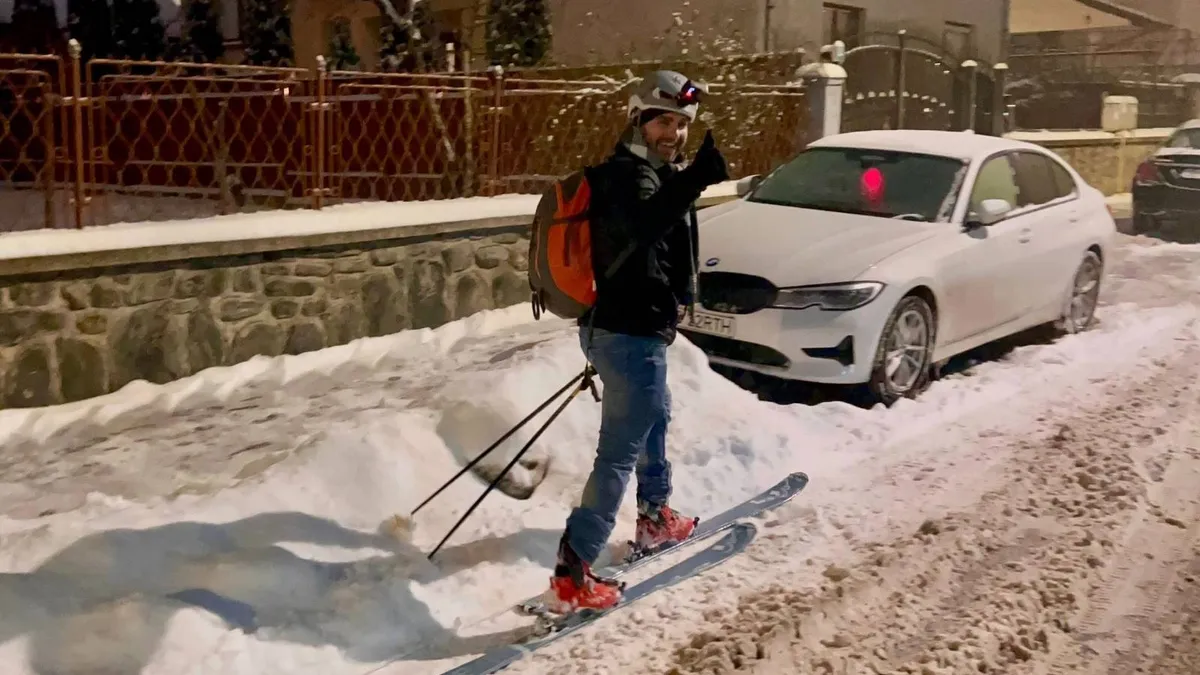 Cu schiurile pe străzile din Sibiu (sursa: Facebook/Thomas Roth)