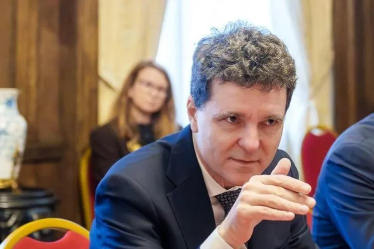 Șefii SRI și SIE, negocieri la pachet (sursa: Facebook/Nicușor Dan)