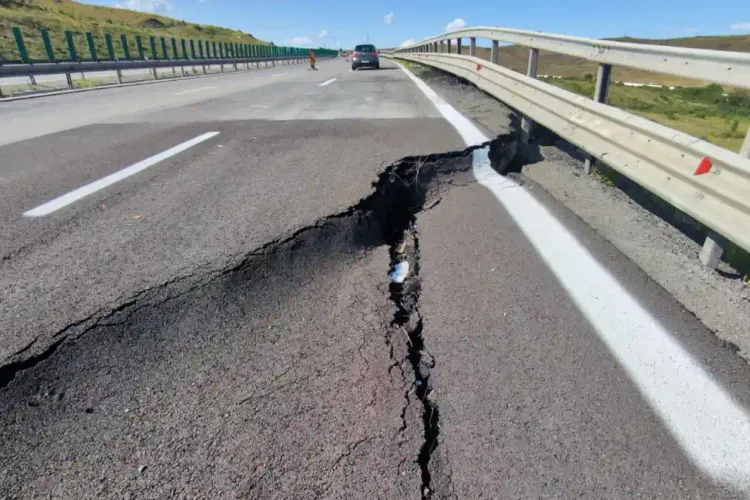 Se închide pentru reparații o porțiune din autostrada Sebeș-Turda. Carosabilul s-a surpat din nou, a apărut un crater