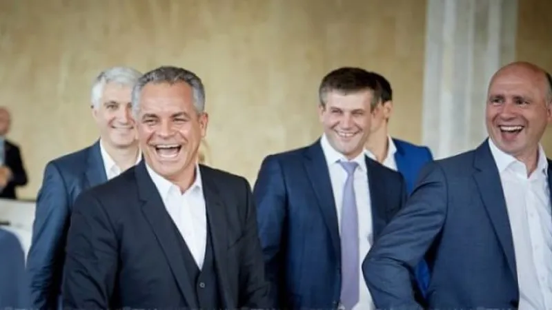 Percheziții la un fost șef al serviciului secret, Vasile Botnari (centru), aici alături de Plahotniuc Foto: paranteze.md