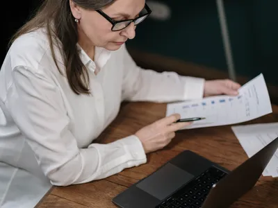 Cât pierd pensionarii prin CASS și impozit: ce sumă ia statul și cum verifici dacă pensia netă este calculată corect